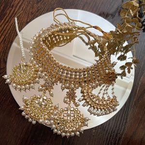 Indian bridal jewelry set. Golden with pearls.